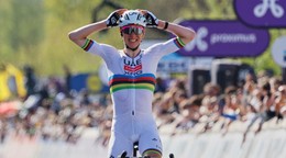 Víťaz pretekov Okolo Flámska 2025, slovinec Tadej Pogačar.