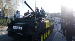 Derek Chisora prišiel na tlačovú konferenciu na tanku. 