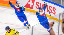 Hokejisti Slovenska Adam Sýkora (vľavo) a Martin Chromiak sa raduju z gólu v zápase základnej B-skupiny Švédsko - Slovensko.