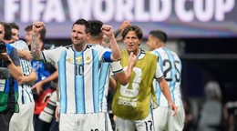 Lionel Messi z Argentíny (10) reaguje na konci futbalového zápasu osemfinále majstrovstiev sveta medzi Argentínou a Egyptom.