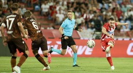 Zľava slovenský hráč Patrik Hrošovský a Lukáš Červ (obaja Viktoria Plzeň) počas prvého zápasu play off Európskej ligy Crvena zvezda Belehrad – Viktoria Plzeň.