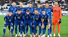 Slovenskí futbalisti pózujú počas spoločnej fotografie pred začiatkom zápasu C-divízie Ligy národov Faerské ostrovy - Slovensko.