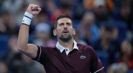 Na snímke srbský tenista Novak Djokovič reaguje po víťazstve v druhom sete proti Nemcovi Alexandrovi Zverevovi.