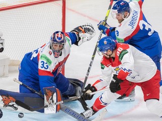 Brankár Stanislav Škorvánek v zápase Slovensko - Česko na MS v hokeji 2023. 