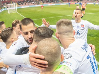Róbert Boženík sa so spoluhráčmi teší po strelenom góle v zápase Bosna a Hercegovina - Slovensko v kvalifikácii EURO 2024.