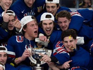 Hráči USA oslavujú zlaté medaily na MS v hokeji hráčov do 20 rokov 2024. 