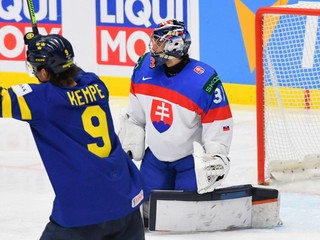 Brankár Stanislav Škorvánek inkasuje gól v zápase Slovensko - Švédsko na MS v hokeji 2024.