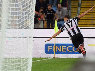 Lorenzo Lucca sa teší po strelenom góle v zápase Udinese Calcio - Cagliari Calcio v 9. kole Serie A.