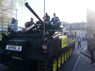 Derek Chisora prišiel na tlačovú konferenciu na tanku. 