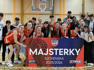 Na snímke tím Ružomberka pózuje s trofejou po víťazstve v 5. rozhodujúcom zápase finále.