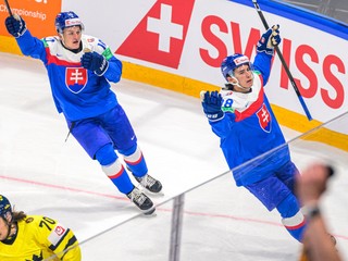 Hokejisti Slovenska Adam Sýkora (vľavo) a Martin Chromiak sa raduju z gólu v zápase základnej B-skupiny Švédsko - Slovensko.