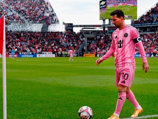 Argentínsky futbalista Lionel Messi (10).