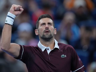 Na snímke srbský tenista Novak Djokovič reaguje po víťazstve v druhom sete proti Nemcovi Alexandrovi Zverevovi.
