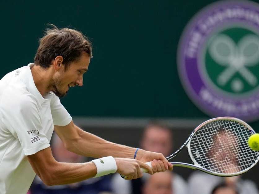 Ruský tenista Daniil Medvedev počas zápasu vo Wimbledone.