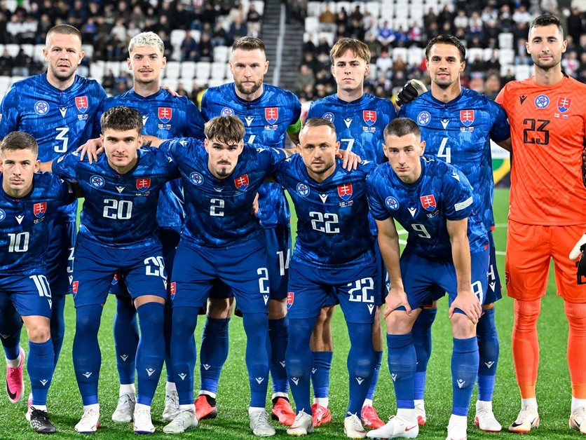 Slovenskí futbalisti pózujú počas spoločnej fotografie pred začiatkom zápasu C-divízie Ligy národov Faerské ostrovy - Slovensko.