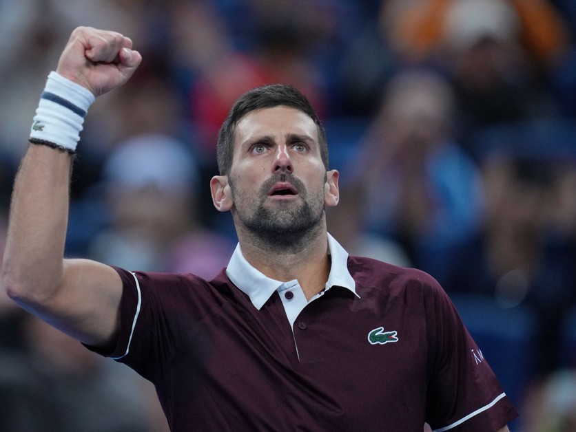 Na snímke srbský tenista Novak Djokovič reaguje po víťazstve v druhom sete proti Nemcovi Alexandrovi Zverevovi.