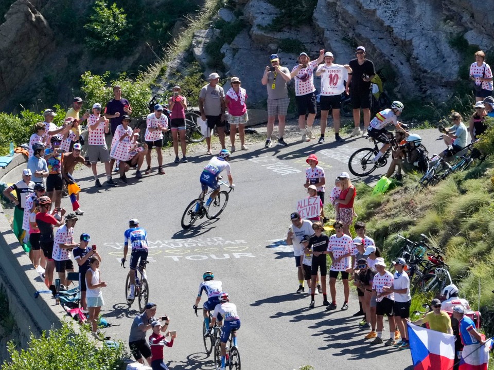 Cyklisti na Tour de France 2024.