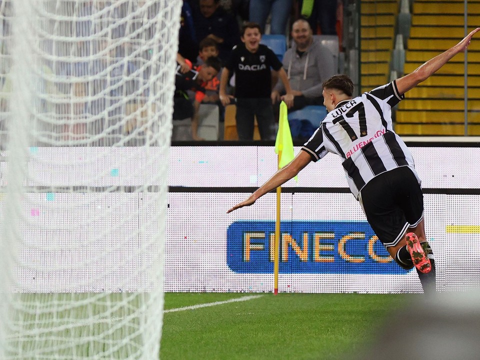 Lorenzo Lucca sa teší po strelenom góle v zápase Udinese Calcio - Cagliari Calcio v 9. kole Serie A.