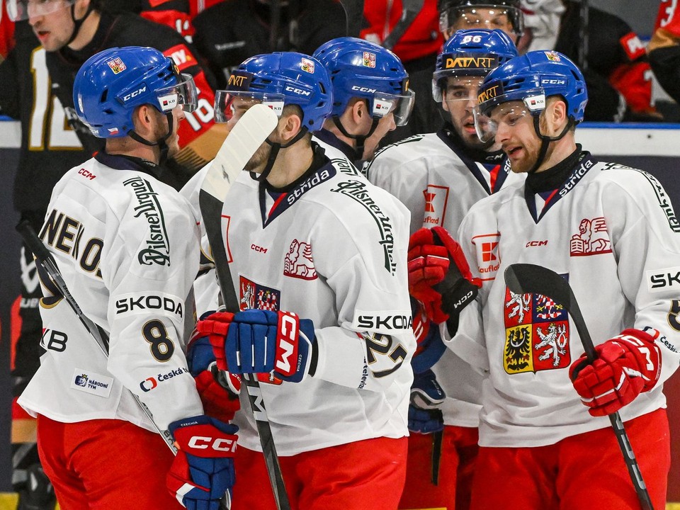 Českí hokejisti sa tešia z gólu.
