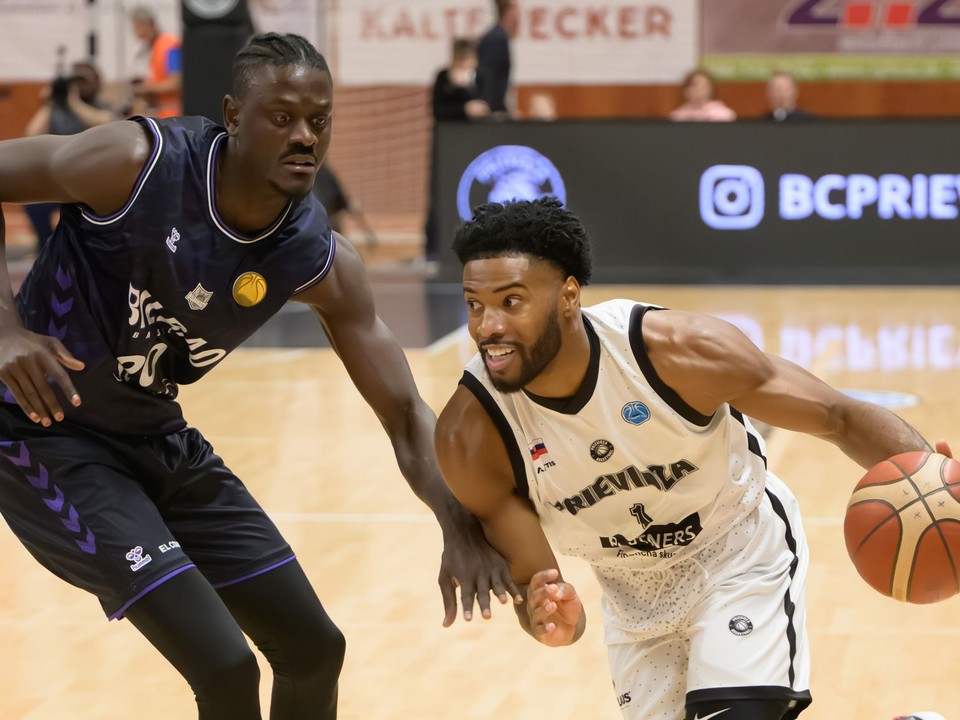 Na snímke zľava Amar Sylla (Bilbao) a Sage Tolbert (Prievidza) v zápase M-skupiny druhej fázy Europského pohára FIBA.