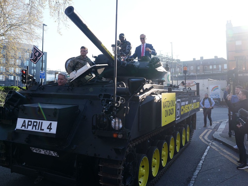 Derek Chisora prišiel na tlačovú konferenciu na tanku. 
