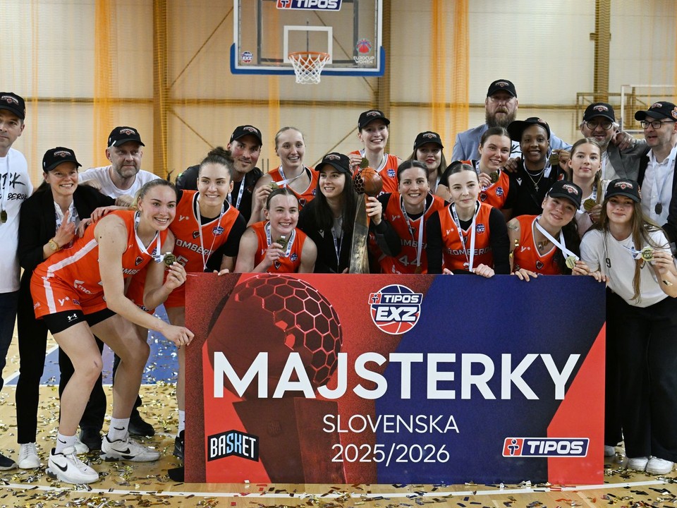 Na snímke tím Ružomberka pózuje s trofejou po víťazstve v 5. rozhodujúcom zápase finále.