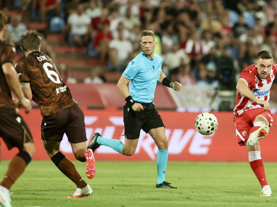 Zľava slovenský hráč Patrik Hrošovský a Lukáš Červ (obaja Viktoria Plzeň) počas prvého zápasu play off Európskej ligy Crvena zvezda Belehrad – Viktoria Plzeň.