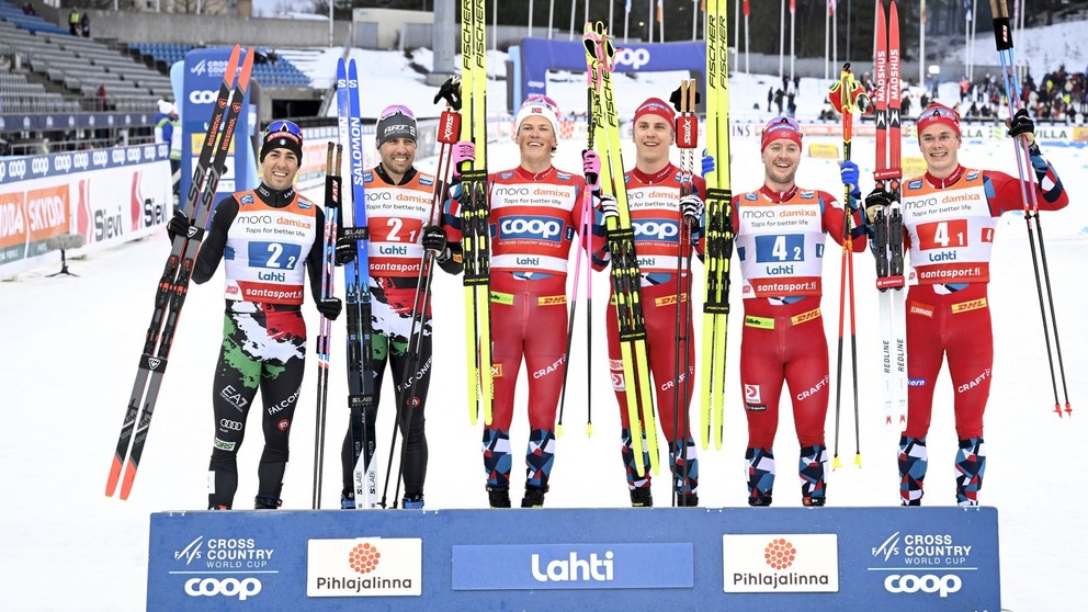 Pódium po tímšprinte mužov v Lahti 2023.