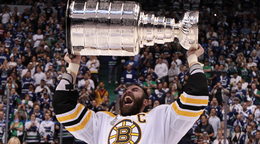 Zdeno Chára sa raduje zo Stanley Cupu v roku 2011.