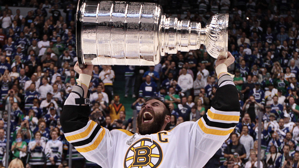 Zdeno Chára sa raduje zo Stanley Cupu v roku 2011.