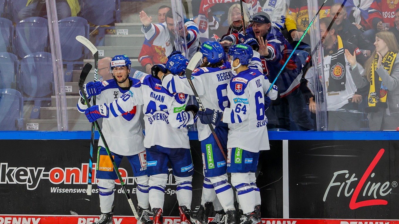 Slovenskí hokejisti sa tešia po strelenom góle v zápase Nemeckého pohára 2021 Slovensko - Nemecko.