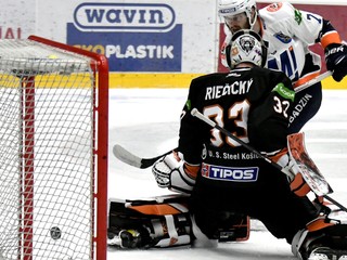 Brankár HC Košice Dominik Riečický.