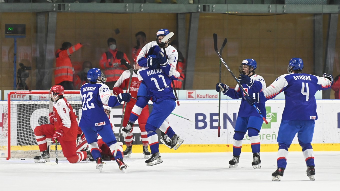 Slovenskí hokejisti do 18 rokov sa tešia po strelenom góle.