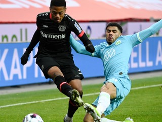 Leon Bailey (vľavo) v drese Bayer Leverkusen.