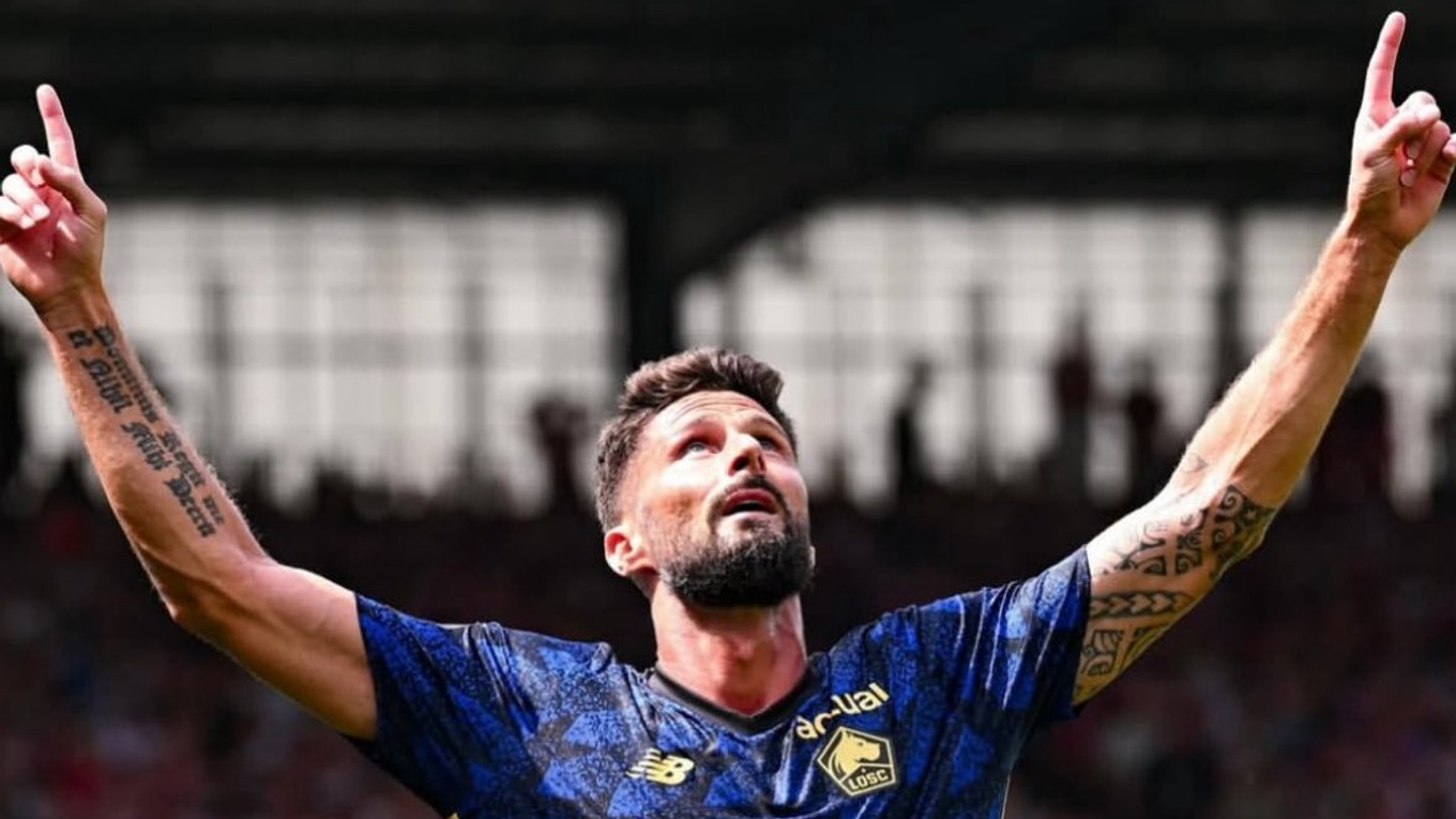 Olivier Giroud v drese OSC Lille oslavuje gól. 