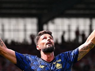 Olivier Giroud v drese OSC Lille oslavuje gól. 