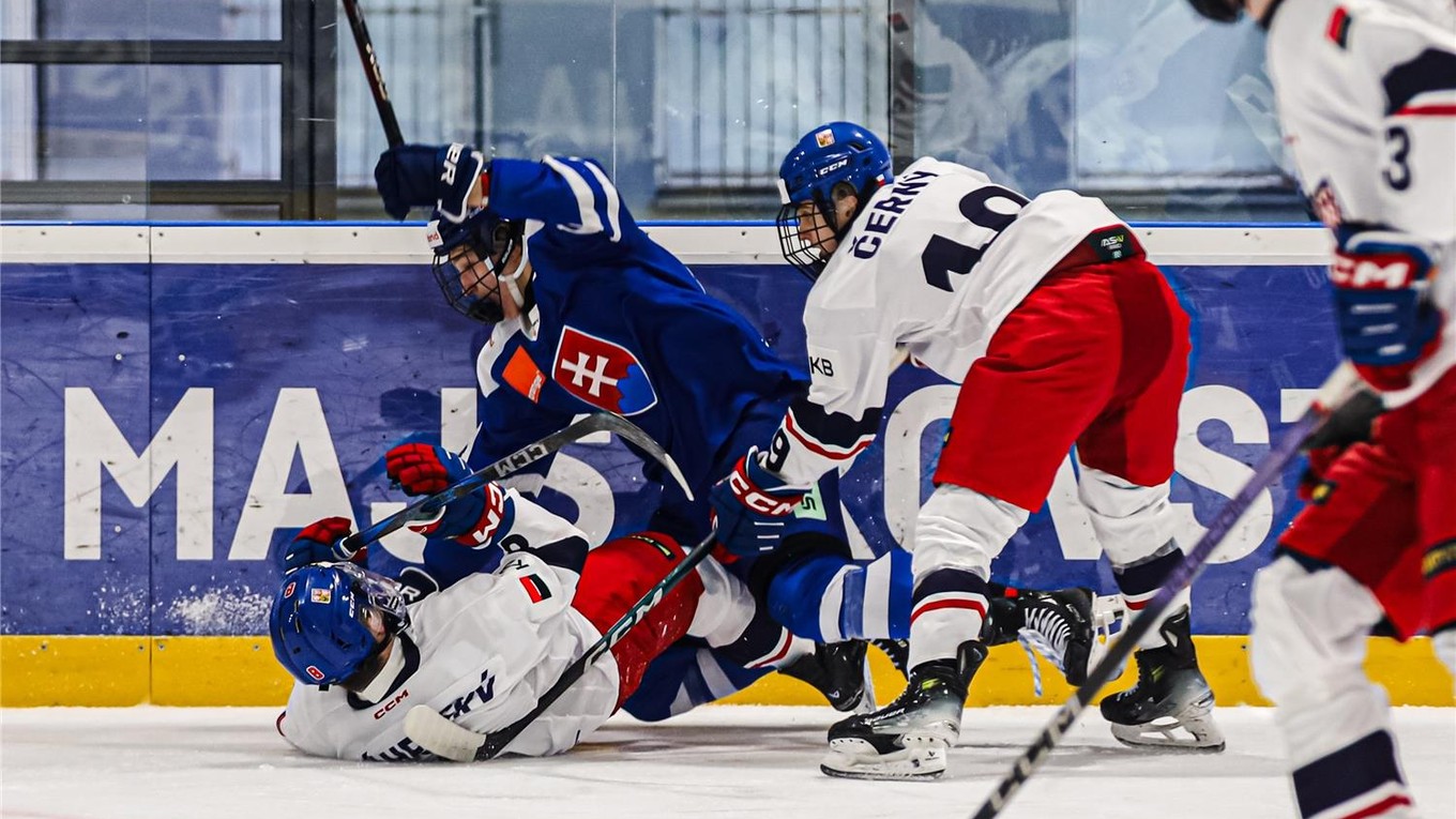 Momentka z prípravného zápasu Slovensko - Česko v Trenčíne pred MS v hokeji do 18 rokov 2025.