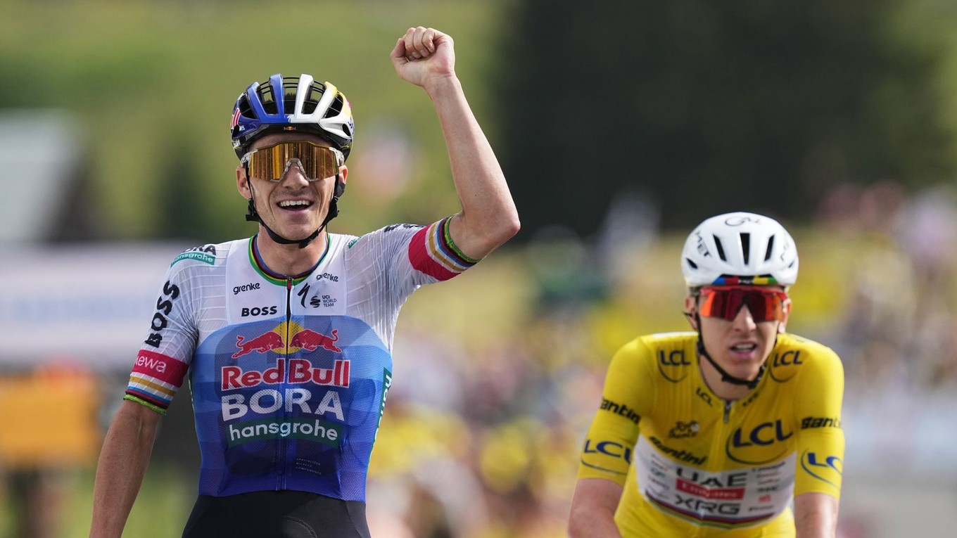 Belgický cyklista Remco Evenepoel (vľavo) oslavuje v cieli pred Slovincom Tadejom Pogačarom v žltom drese.