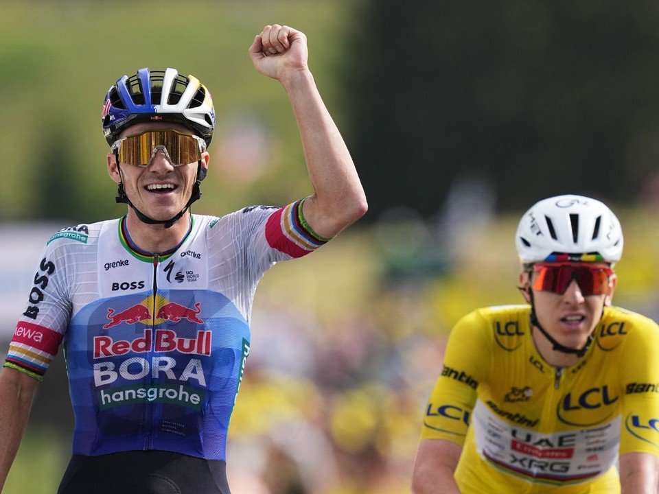 Belgický cyklista Remco Evenepoel (vľavo) oslavuje v cieli pred Slovincom Tadejom Pogačarom v žltom drese.