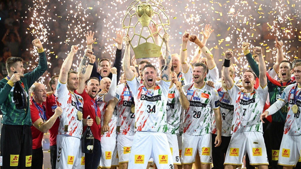 Hráč Magdeburgu oslavujú zisk trofeje