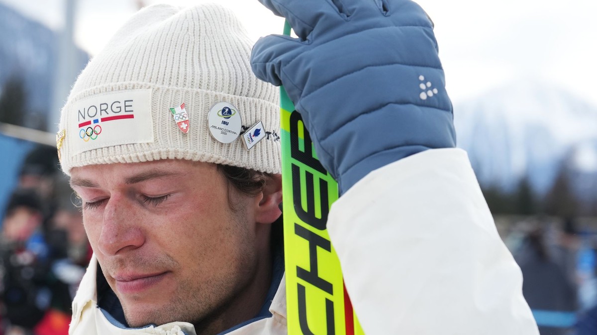 Nórsky biatlonista Sturla Holm Laegreid reaguje po zisku bronzovej medaily.