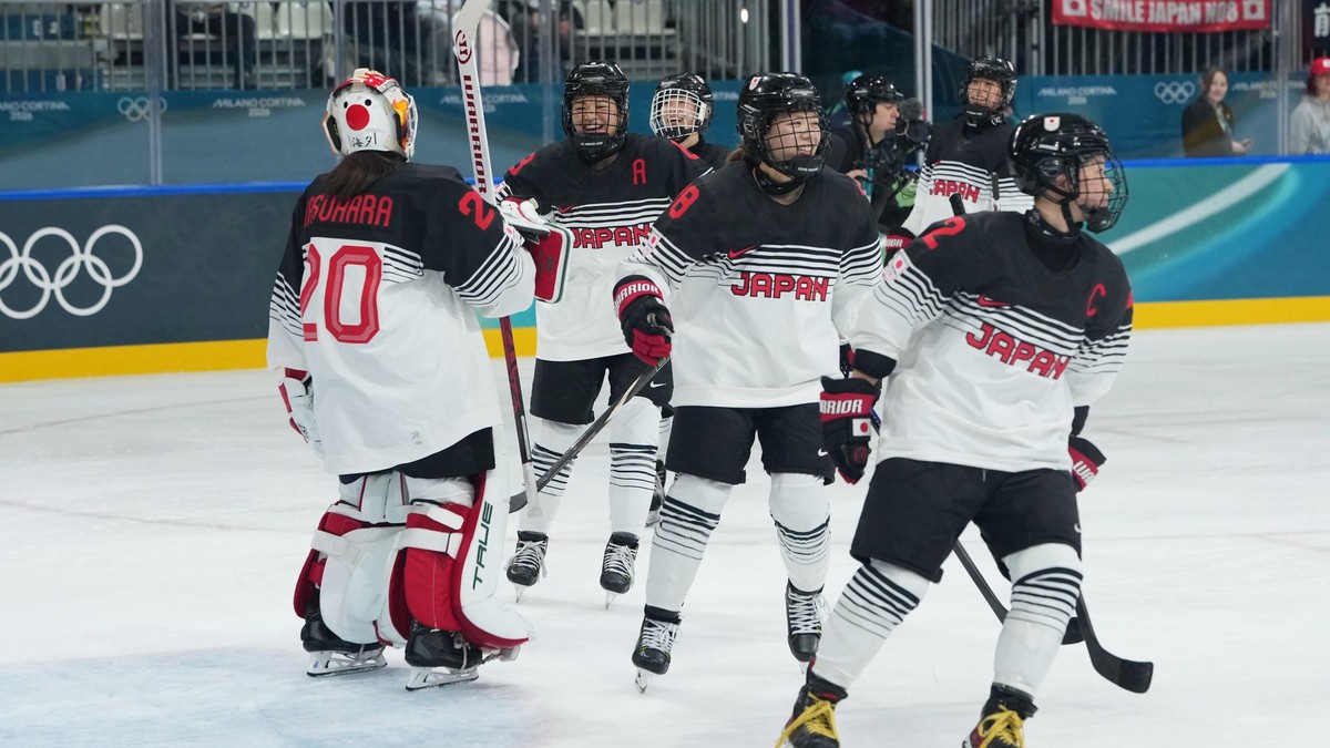 Japonské hokejistky sa tešia z triumfu.