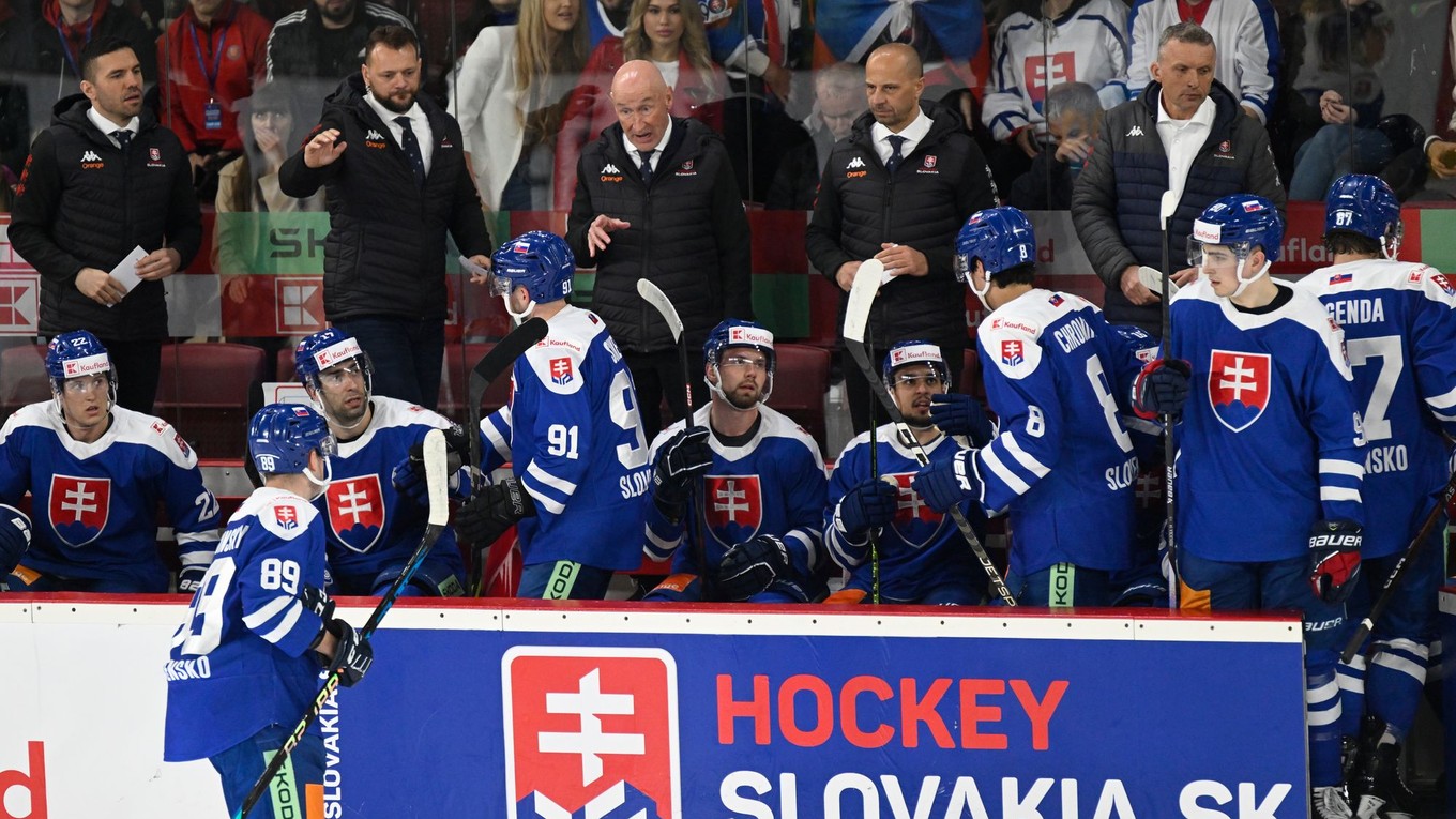 Na snímke uprostred v pozadí tréner slovenskej hokejovej reprezentácie Craig Ramsay.