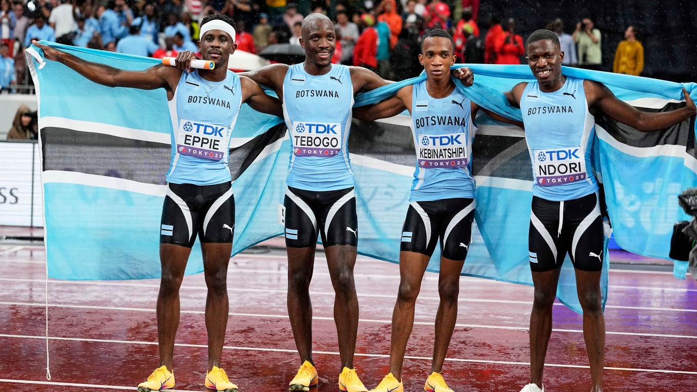 Bežci z Botswany pózujú po triumfe po finálovom behu mužskej štafety na 4 X 400 metrov na atletických MS v Tokiu 