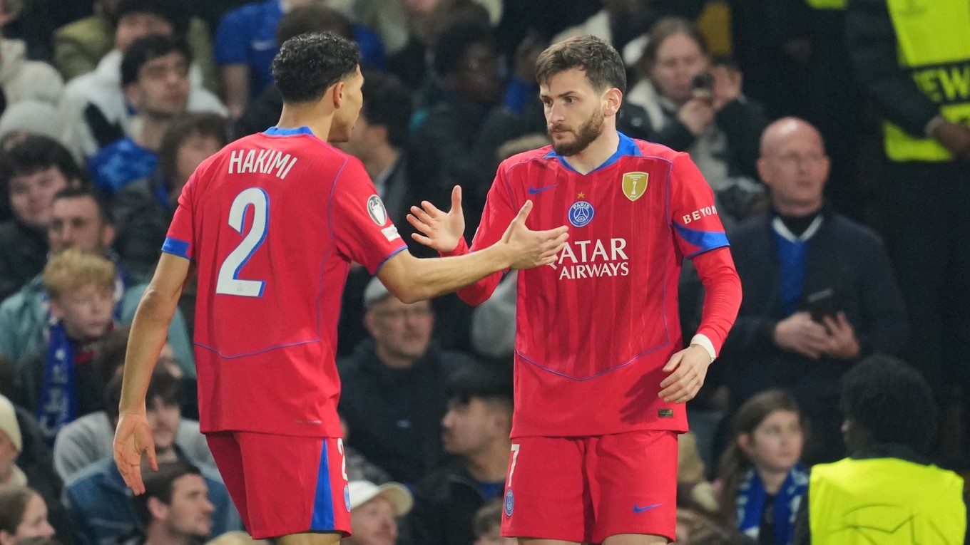 Hráči PSG Khvicha Kvaratskhelia (vpravo) a Achraf Hakimi
