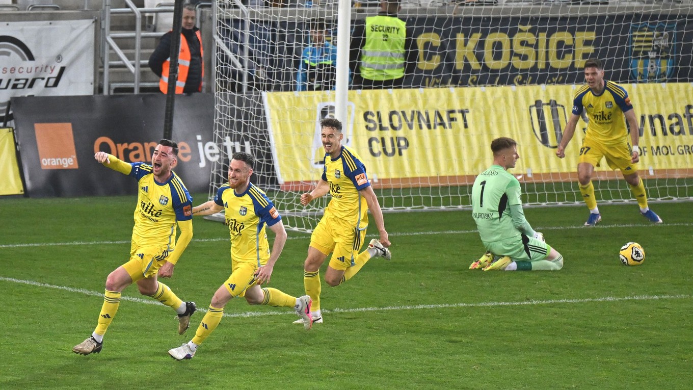 Radosť hráčov Košíc po druhom góle počas odvetného zápasu semifinále Slovnaft Cupu medzi FC Košice - FC Tatran Prešov.