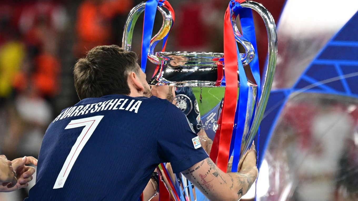 Chviča Kvaracchelija (PSG) bozkáva  trofej po finálovom dueli Ligy majstrov vo futbale Paríž St. Germain - FC Arsenal. 