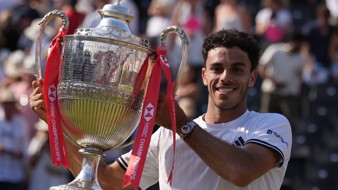 Argentínsky tenista Francisco Cerundolo pózuje s trofejou