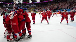 Českí hokejisti sa tešia po výhre nad Švédskom a postupe do finále MS v hokeji 2024.
