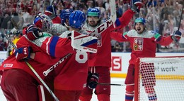 Českí hokejisti oslavujú postup do finále MS v hokeji 2024. 